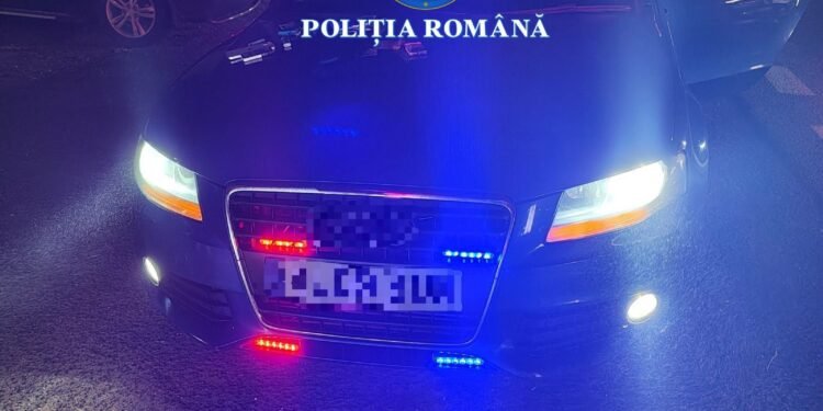 Șofer de 18 ani, prins cu „mașină de poliție” falsă în trafic! Girofare, sirene și… zero acte la el