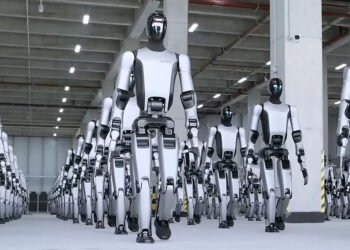 Sute de roboți umanoizi sunt trimiși să muncească în fabrici din China
