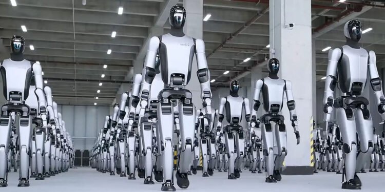 Sute de roboți umanoizi sunt trimiși să muncească în fabrici din China