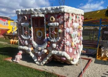 Satul răsturnat, împodobit de sărbători