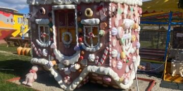 Satul răsturnat, împodobit de sărbători