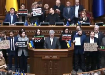 Scandal uriaș în Parlamentul de la Kiev: Opoziția blochează tribuna și cere demisia Guvernului