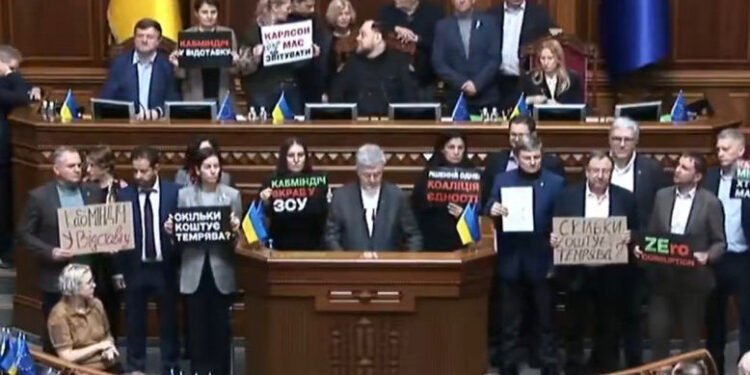 Scandal uriaș în Parlamentul de la Kiev: Opoziția blochează tribuna și cere demisia Guvernului