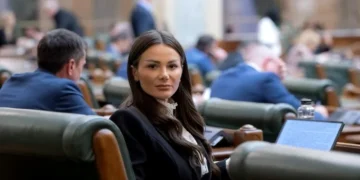 Senatoare POT, lovită cu ranga în fața blocului! Bătaie ca-n filme pentru un bărbat aflat în divorț