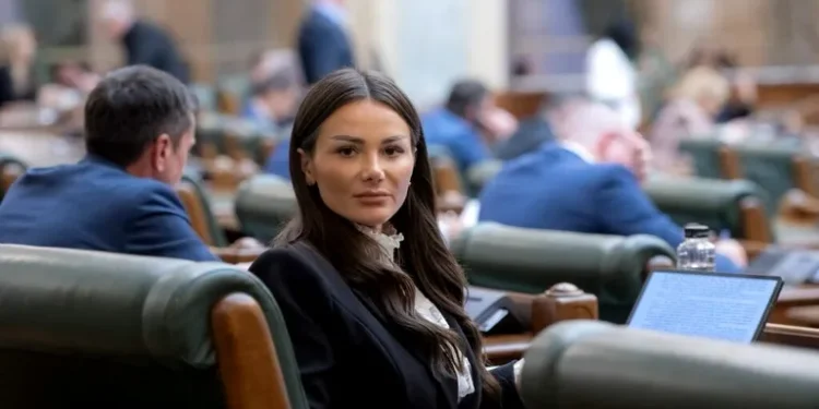 Senatoare POT, lovită cu ranga în fața blocului! Bătaie ca-n filme pentru un bărbat aflat în divorț