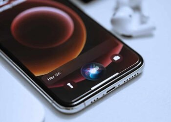 Apple a amânat lansarea unei versiuni îmbunătățite a asistentului vocal Siri până în 2026