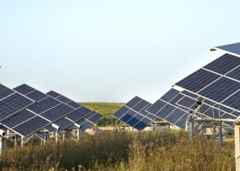Europa se luptă cu propria revoluție solară – rețelele riscă să cedeze