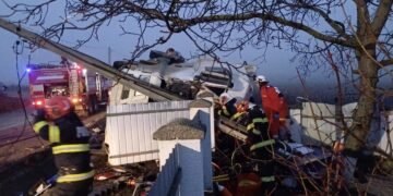 Camion răsturnat, șofer prins între fiare după ce a spulberat un stâlp și un gard