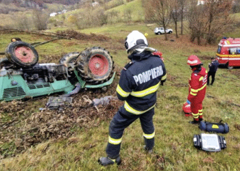 Strivit sub tractorul pe care îl conducea