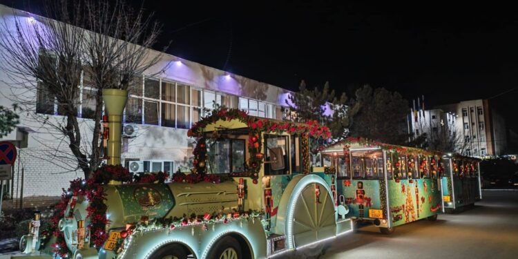 Craiova: Trenulețul Magic și Party Bus-ul RAT SRL vă plimbă prin povestea Târgului de Crăciun