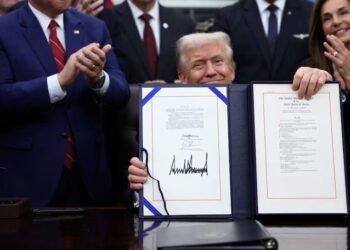 Trump a semnat legea care pune capăt celui mai lung blocaj guvernamental din istoria SUA