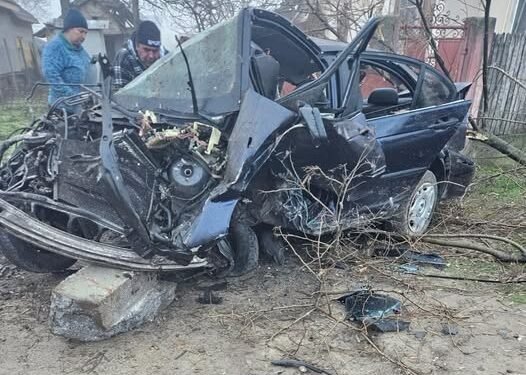 Un tânăr de 19 ani a murit după ce a zburat cu mașina într-un cap de pod