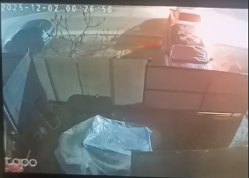 Autospeciala Poliției lovește o mașină parcată. Șoferul pleacă!