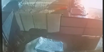 Autospeciala Poliției lovește o mașină parcată. Șoferul pleacă!