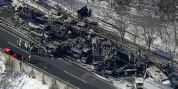 56 de mașini, zdrobite pe autostradă: un mort și zeci de răniți