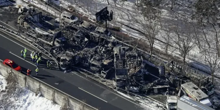 56 de mașini, zdrobite pe autostradă: un mort și zeci de răniți