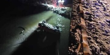 Mașină scăpată de sub control, prăbușită într-un râu! Pod distrus, doi răniți