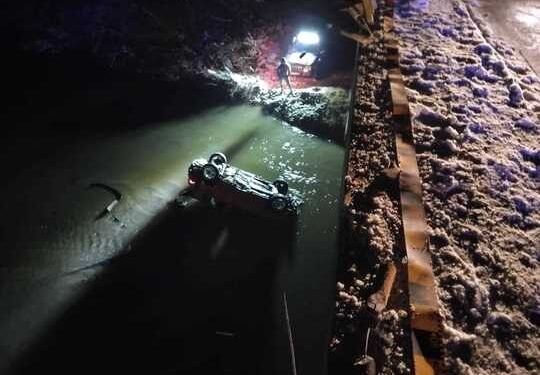 Mașină scăpată de sub control, prăbușită într-un râu! Pod distrus, doi răniți