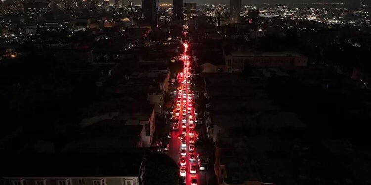 Pană masivă de curent în San Francisco: un incendiu a paralizat orașul. Taxiurile fără șofer au blocat intersecțiile
