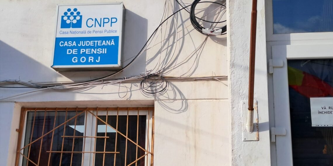 Sute de gorjeni s-au pensionat cu acte false