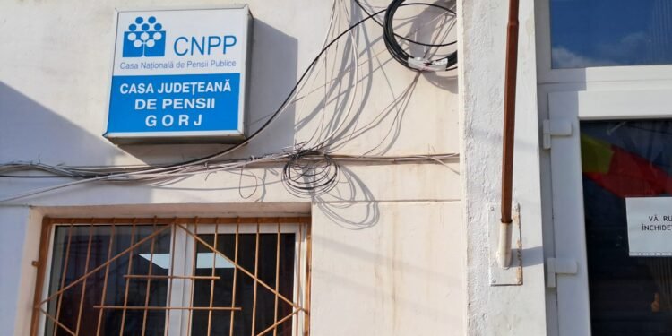 Sute de gorjeni s-au pensionat cu acte false