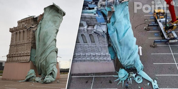 Statuia Libertății „made in Brazilia” s-a prăbușit în timpul unei furtuni violente: capul a fost smuls de vânt