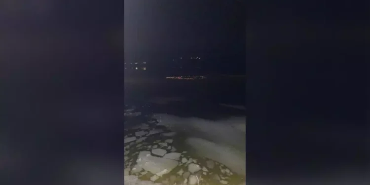 Doi copii s-au înecat în acumularea Tăcuta, după ce gheaţa pe care traversau s-a rupt