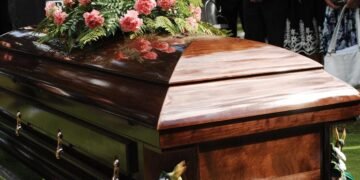 A intrat cu scuterul în tatăl și sora sa, în timpul unei înmormântări