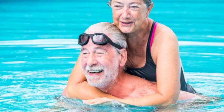 Înotul, sportul ideal după 60 de ani. De ce medicii îl consideră „cea mai echilibrată formă de mișcare”