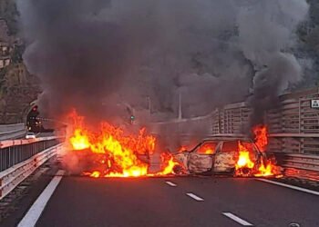 Jaf ca în filme în sudul Italiei: un grup de bandiți a atacat în plină zi un transport blindat și a fugit cu două milioane de euro