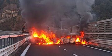 Jaf ca în filme în sudul Italiei: un grup de bandiți a atacat în plină zi un transport blindat și a fugit cu două milioane de euro