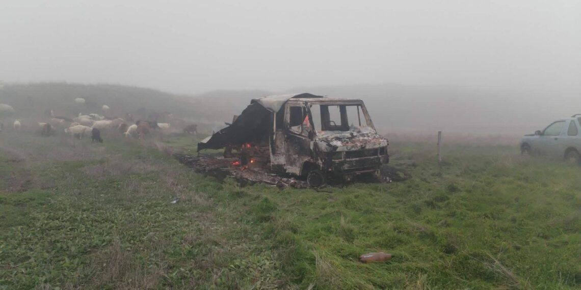 O autoutilitară folosită ca adăpost pentru ciobani a fost incendiată după un conflict