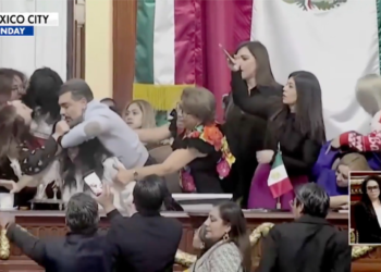 Bătaie generală în Parlamentul din Mexico City. Politicieni surprinși schimbând pumni, palme și smulgeri de păr în timpul unei dezbateri oficiale