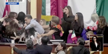 Bătaie generală în Parlamentul din Mexico City. Politicieni surprinși schimbând pumni, palme și smulgeri de păr în timpul unei dezbateri oficiale