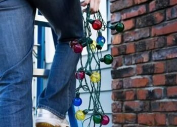 A murit electrocutat în timp ce monta instalațiile de Crăciun