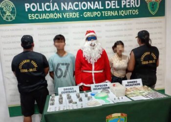 Polițiști îmbrăcați în Moș Crăciun au destructurat bande periculoase în Peru. Zeci de mii de artificii ilegale, confiscate