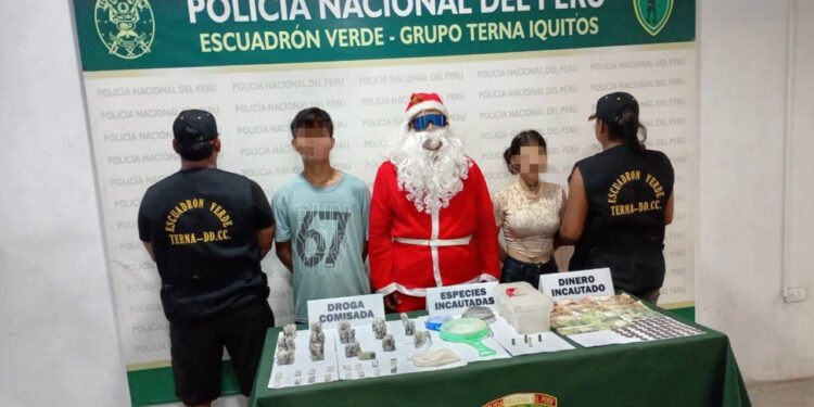 Polițiști îmbrăcați în Moș Crăciun au destructurat bande periculoase în Peru. Zeci de mii de artificii ilegale, confiscate