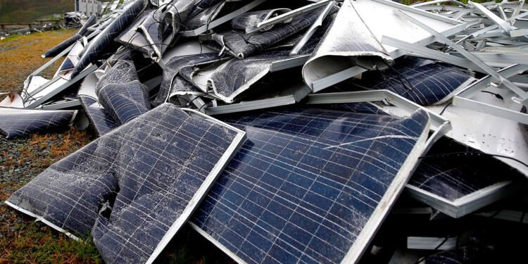 Energie verde??? Peste 11 milioane de tone de panouri vor deveni deșeuri