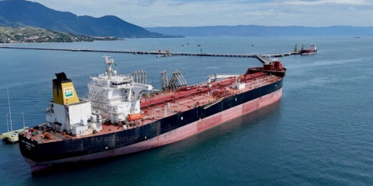 Interdicție totală pentru transportul petrolului rusesc pe petroliere occidentale