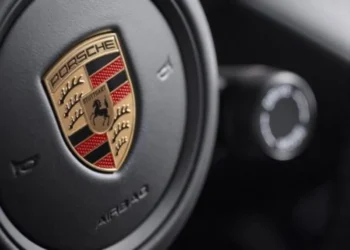 Sute de Porsche din Rusia au „murit subit”: mașinile nu mai porneau, iar sistemele antifurt au blocat tot. Suspiciuni de sabotaj și reacția Porsche
