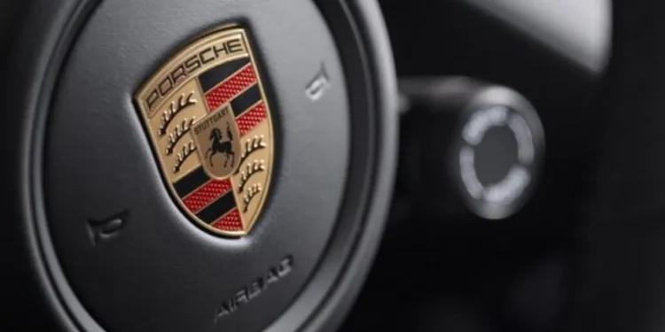 Sute de Porsche din Rusia au „murit subit”: mașinile nu mai porneau, iar sistemele antifurt au blocat tot. Suspiciuni de sabotaj și reacția Porsche