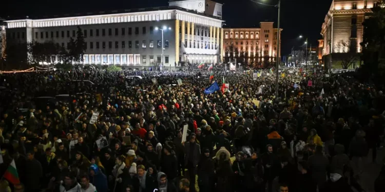 PROTEST EXPLOZIV la Sofia! Mii de oameni au ieșit în stradă împotriva guvernului