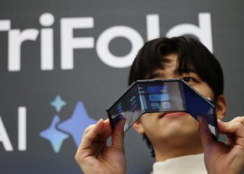Samsung lansează primul său smartphone pliabil în trei secțiuni: Galaxy Z TriFold, cu ecran de 10 inci