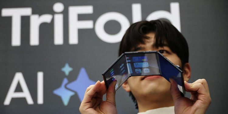Samsung lansează primul său smartphone pliabil în trei secțiuni: Galaxy Z TriFold, cu ecran de 10 inci