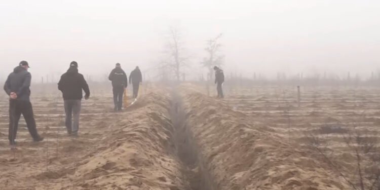 Hoți „de război” în Oltenia! Au săpat peste 2 kilometri de tranșee ca să fure o conductă îngropată