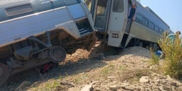 Tren deraiat, zeci de victime