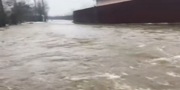 Străzi sub apă, gospodării inundate și furia oamenilor care plătesc taxe, dar rămân la mila vremii