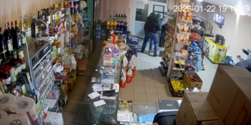 Consilier local din Gorj, atacat cu securea în magazin