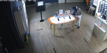 Magazin de telefoane, jefuit în câteva secunde