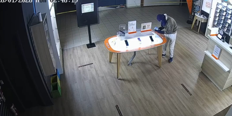 Magazin de telefoane, jefuit în câteva secunde